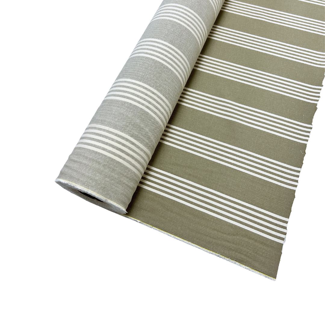 Hochwertiger Streifendrell aus 100% Baumwolle, 115 cm breit. Perfekt für Vorhänge, Kissenbezüge und Bekleidung. Zeitlose Eleganz mit natürlichen grauen Streifen. Bestellen Sie jetzt und verleihen Sie Ihren Projekten einen Hauch von Stil und Raffinesse!