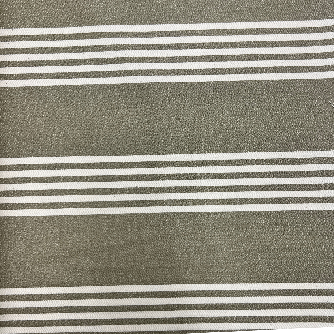 Hochwertiger Streifendrell aus 100% Baumwolle, 115 cm breit. Perfekt für Vorhänge, Kissenbezüge und Bekleidung. Zeitlose Eleganz mit natürlichen grauen Streifen. Bestellen Sie jetzt und verleihen Sie Ihren Projekten einen Hauch von Stil und Raffinesse!