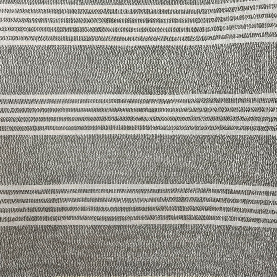 Hochwertiger Streifendrell aus 100% Baumwolle, 115 cm breit. Perfekt für Vorhänge, Kissenbezüge und Bekleidung. Zeitlose Eleganz mit natürlichen grauen Streifen. Bestellen Sie jetzt und verleihen Sie Ihren Projekten einen Hauch von Stil und Raffinesse!